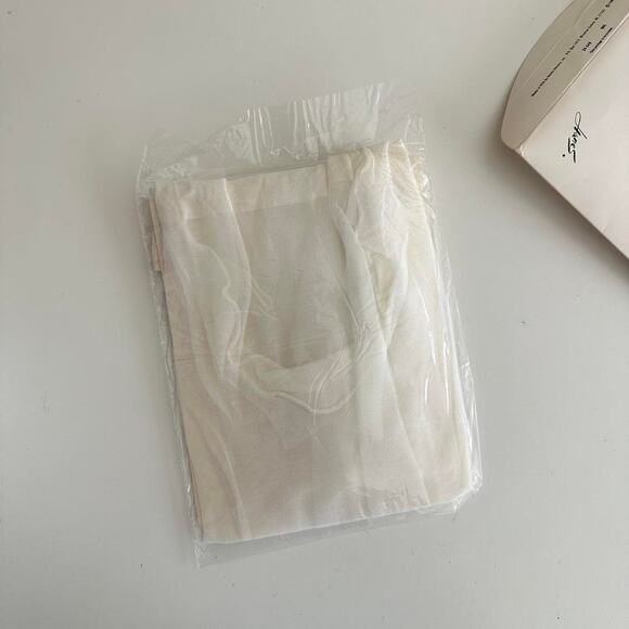Deadstock Hanes white ultra sheer pantyhose - Picture 3 of 5